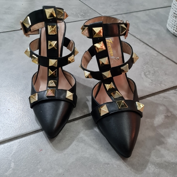 Forever 21 Shoes - FOREVER SHOES SIZE 6.5 COLORS BLACK & GOLD